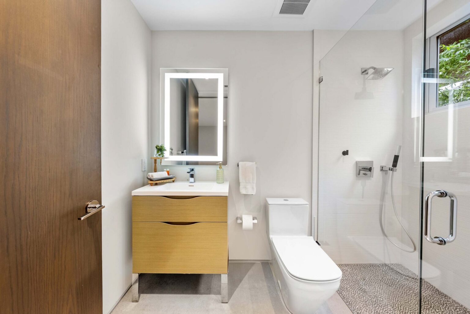 Designed with understated elegance, this sophisticated bathroom offers premium fixtures and a tranquil retreat-like atmosphere.