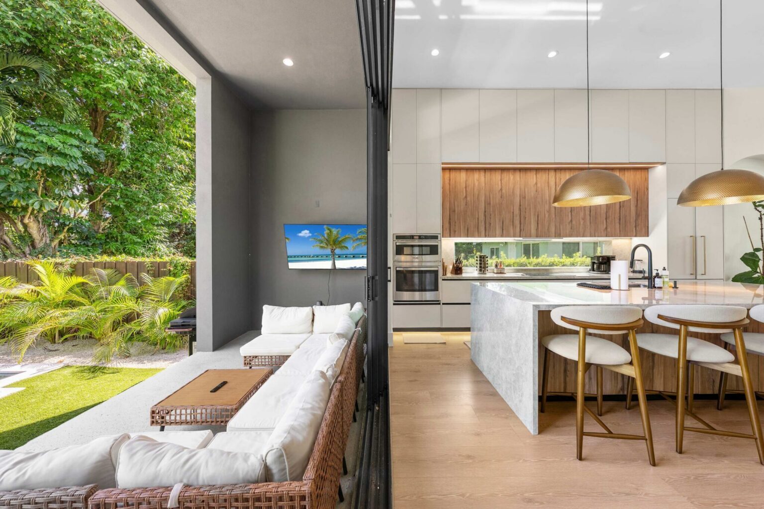 Indoor-outdoor living from the terrace lounge into the designer kitchen