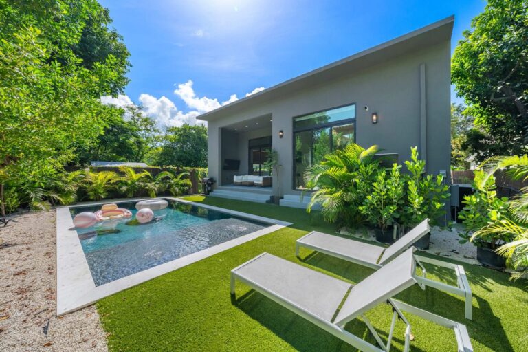 Villa Bran Miami backyard with private pool, loungers and covered terrace
